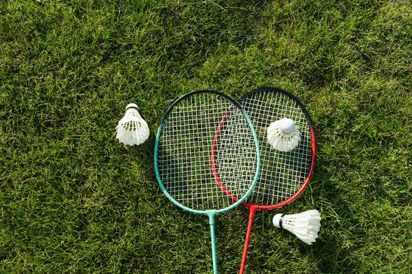 Techniques de service au badminton